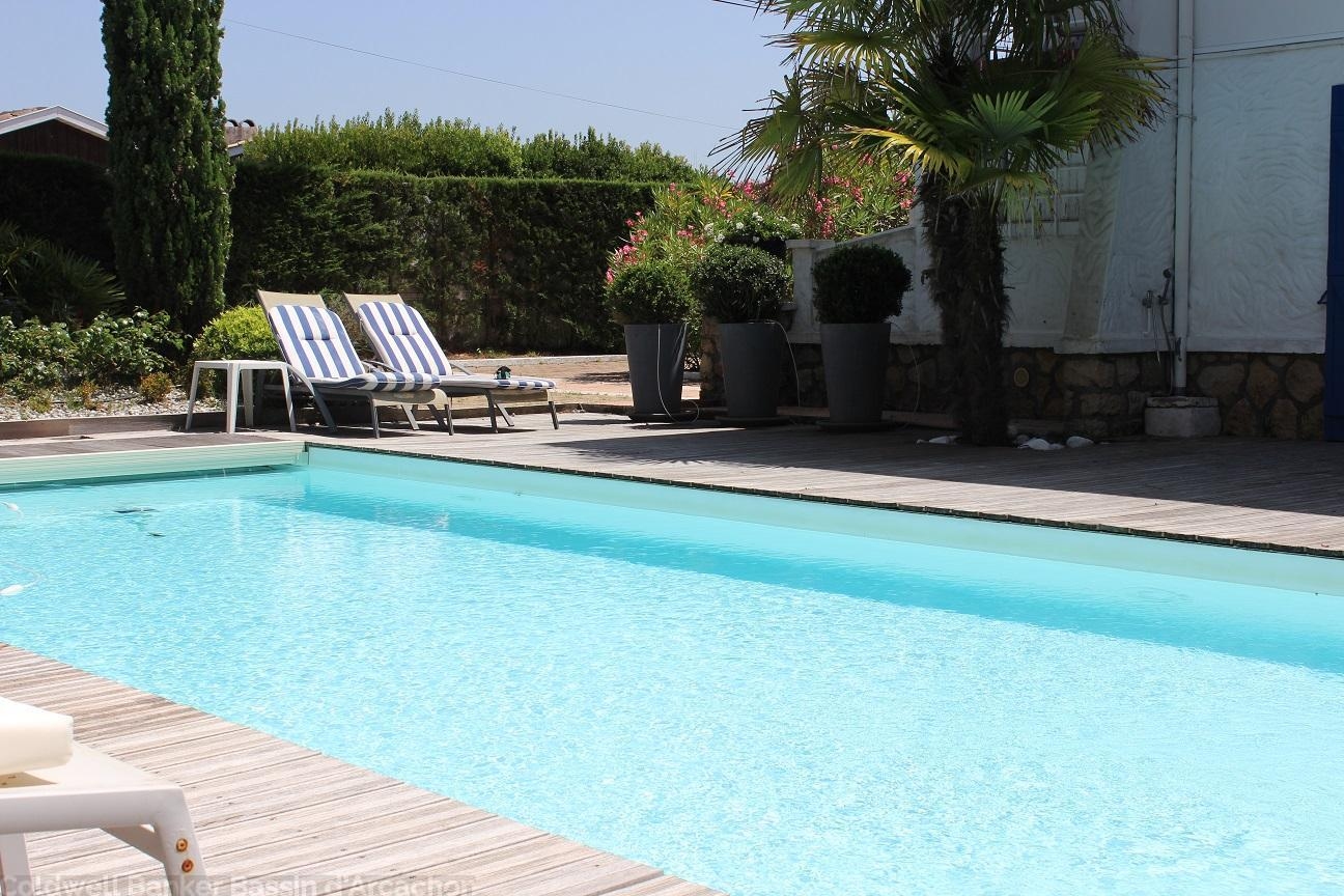 Centre villa proche plage piscine océan jardin