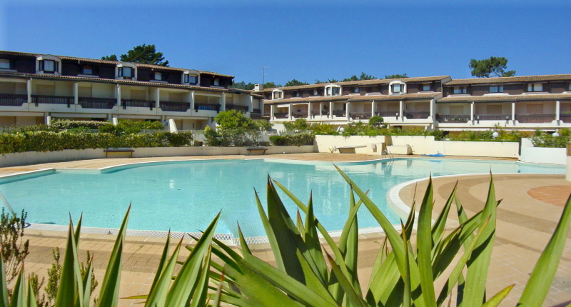 A louer centre du Cap-Ferret dans résidence avec piscine