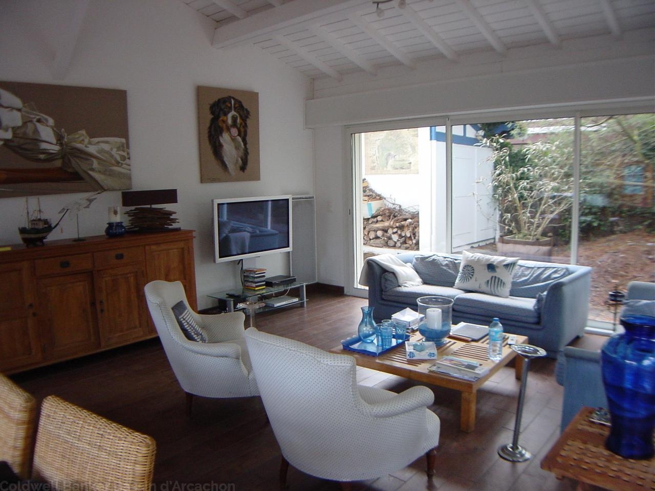 salon TV location centre ville calme jardin vacances