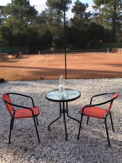 court de tennis au bassin